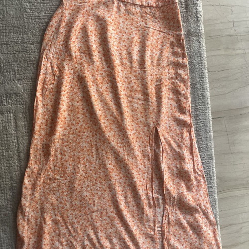 H&M skirt like new, high-waisted with side zipper and front slit