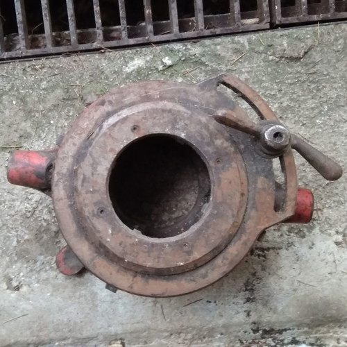Manual pipe threader used for pipes 2 ¼" - 4" with 3 ½" - 4" blades