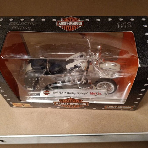 Harley Davidson 1997 FLSTS Heritage Springer motorcycle model 1:18 like new