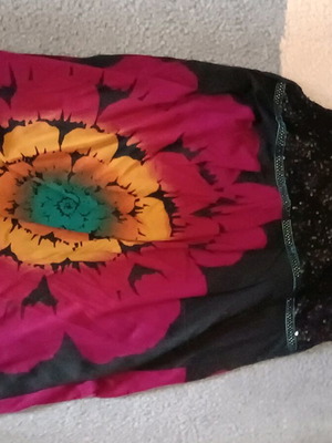 Yumi dress in alpha line with black sequins like new, multicolor