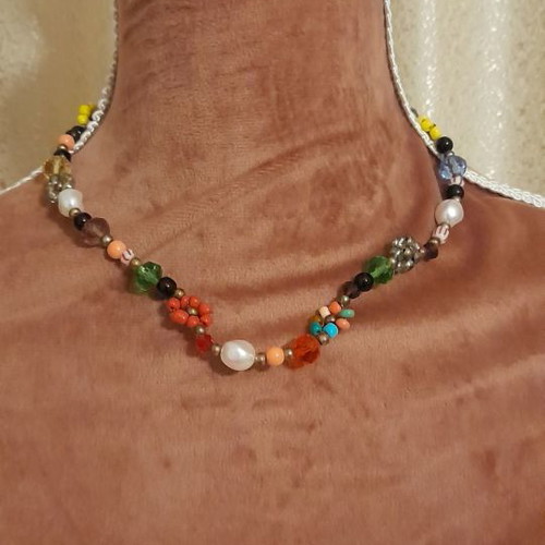 Beaded necklace with daisies new, multicolored