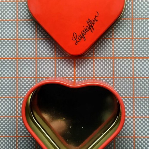 Metal red small heart-shaped box like new