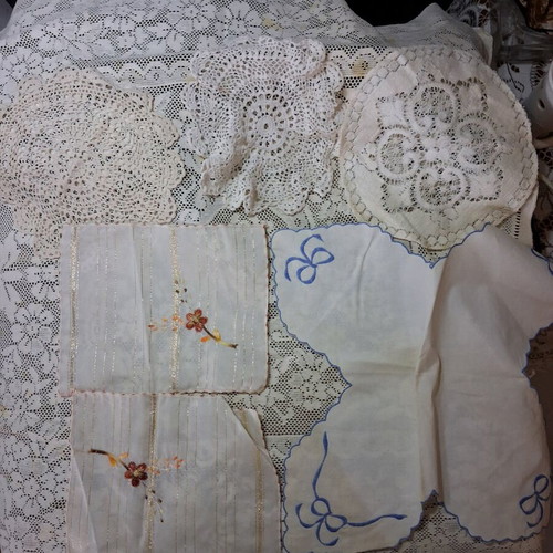 Tablecloths like new, various pieces of crochet and embroidered