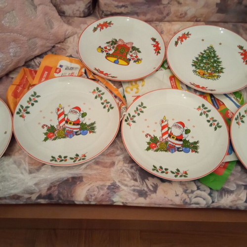 Christmas Plates Set of 6 like new with festive designs