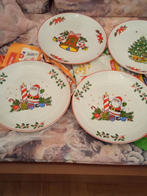 Christmas Plates Set of 6 like new with festive designs