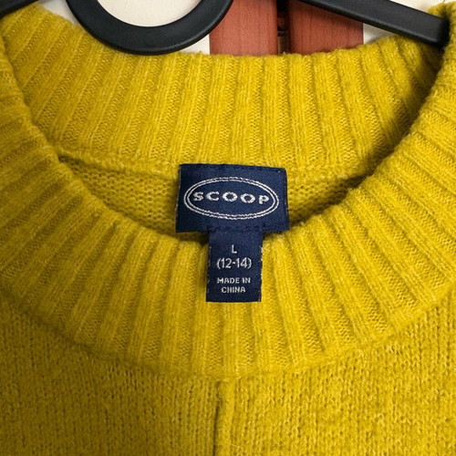 Knit sweater like new in yellow, size XL, brand scoop