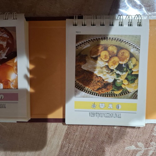 Cookbook "Χρυσά Μενού" spiral, like new, Greek language