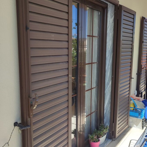 Aluminum frames used, 6 pieces with double glazing and shutters, brown color