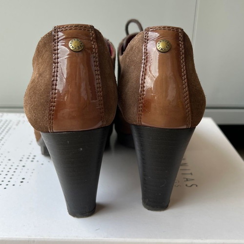Hispanitas brown pumps used with laces, 8 cm heel