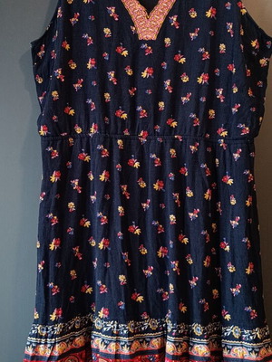 Old Navy plus size floral dress XXL-XXXL with embroidered V neckline