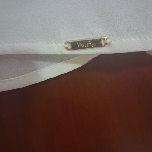T-shirt with embossed flower like new, white multicolor