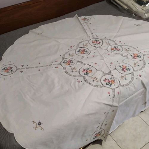 Tablecloth with Figuras like new