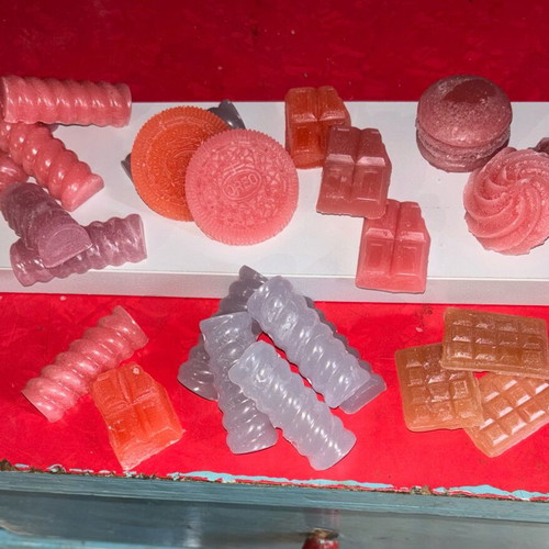 Handmade waxes like new with lovely scent and vibrant colors