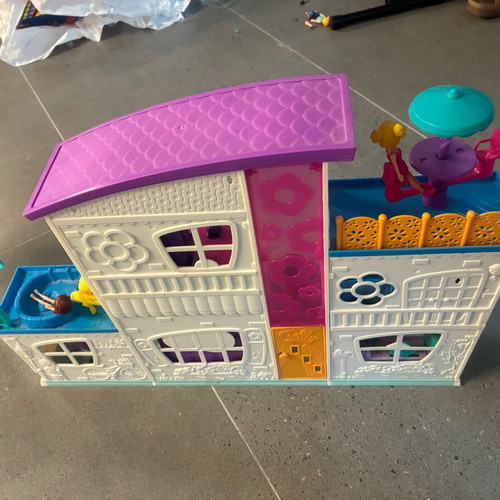 Polly Pocket large dollhouse with 7 figures