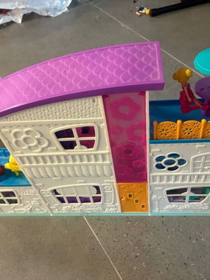Polly Pocket large dollhouse with 7 figures