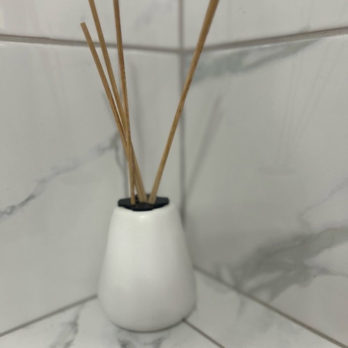 White Bombe Diffuser with Sticks like new