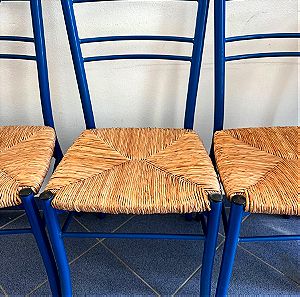 Πωλούνται 22 καρεκλες σιδερένιες με κάθισμα ψάθινο σε άριστη κατάσταση.