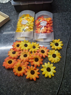 Fabric scented daisies like new, pack of 46, yellow and orange