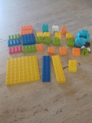 Lego Duplo set with 30 pieces like new, includes base, figure, and car