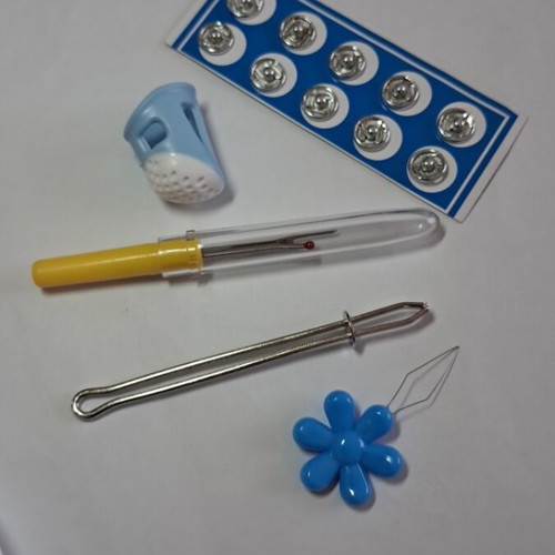 Sewing set 5 pieces new with needle threader and metal snaps