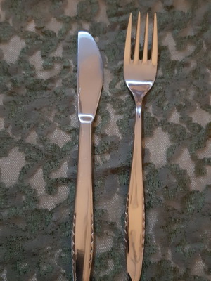 Πηρούνια και μαχαίρια φαγητού ανοξείδωτα καινούργια, σετ 12+12 με σκαλιστό σχέδιο