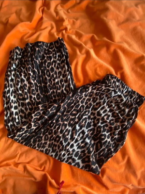 Women's leopard print pants, size L