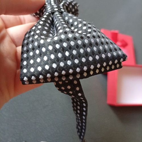 Men's bow tie new, black and white