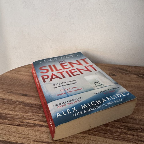 The Silent Patient psychological thriller book like new, English