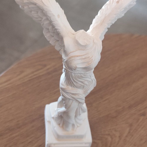 Victory of Samothrace statuette like new