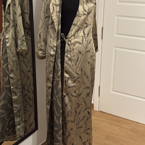 Elizabeth kimono robe size 46 satin with leaf pattern like new
