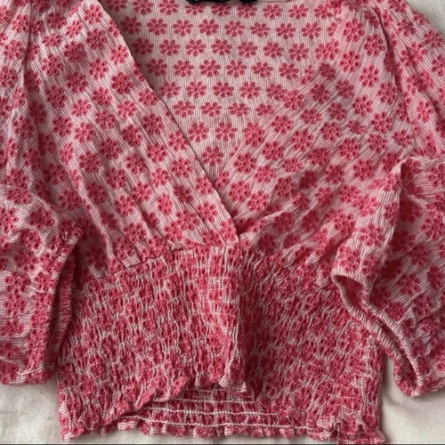 Zara pink floral top with embroidery, V-neck and puff sleeves like new