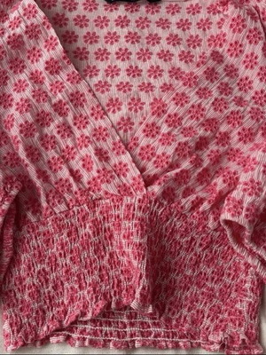 Zara pink floral top with embroidery, V-neck and puff sleeves like new