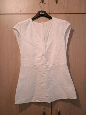 T shirt white with V neck one size like new