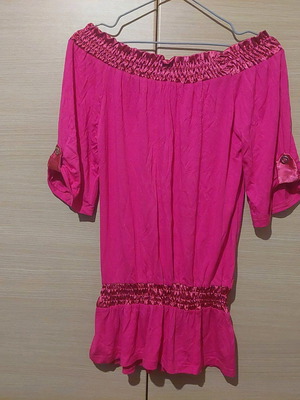 Fuchsia pink short-sleeved blouse with satin like new, one size