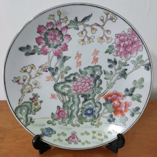 Porcelain painted Chinese plate like new