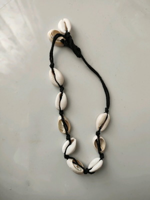 Necklace with shells like new, black and white