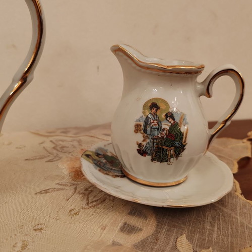 Japanese porcelain coffee set used with gold decoration, 6 pieces