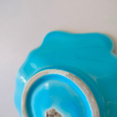 Porcelain decorative bowl shaped like a shell used
