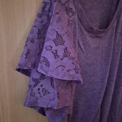 T-shirt with purple lace like new, size L