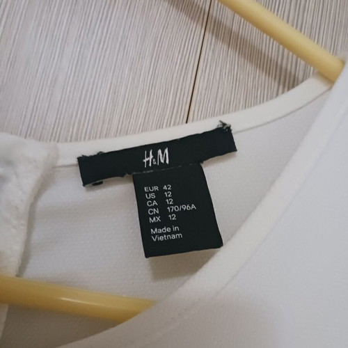 H&M white dress used, size 42 with small yellow mark