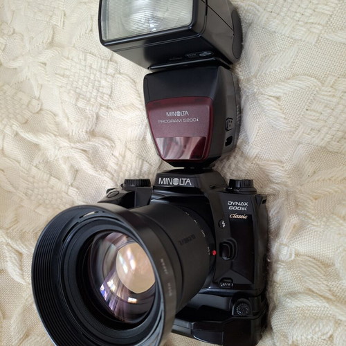 Minolta Dynax 600si Classic Black camera like new with lens and genuine flash