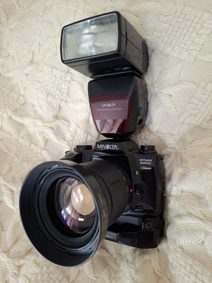 Minolta Dynax 600si Classic Black camera like new with lens and genuine flash