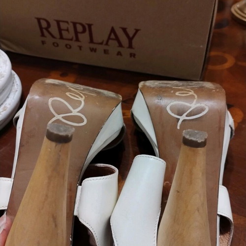 38, White Replay sandals with platform in very good condition, with a heel height of 12.5 cm.