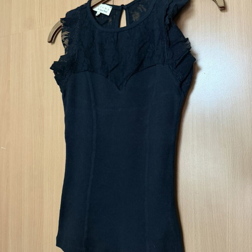 Lynne fitted ribbed blouse with lace, like new, size M