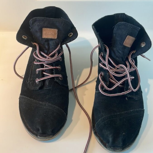 TOMS Thea women's black suede ankle boots like new, size 40