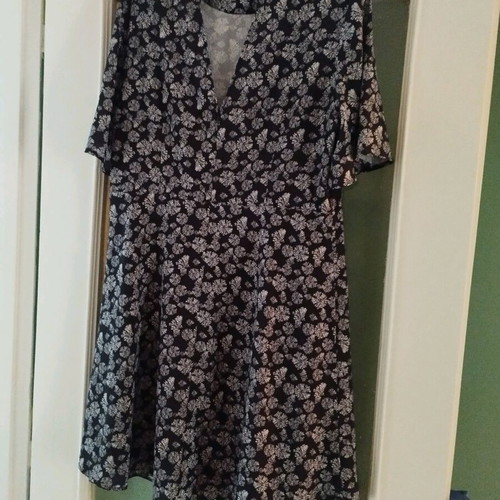 H&M floral dress with subtle back cut out like new