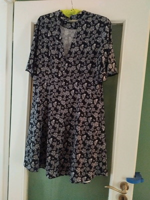 H&M floral dress with subtle back cut out like new