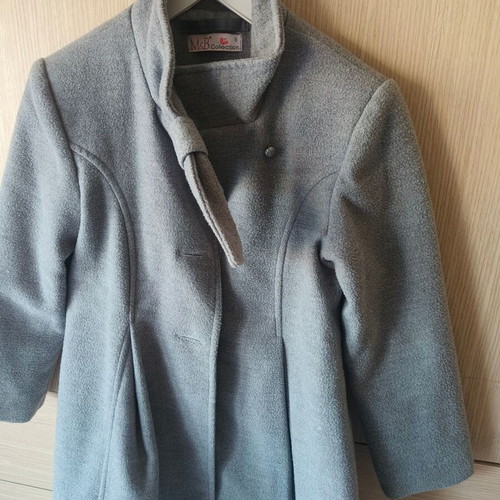 Children's coat like new for 8 years with bow at collar