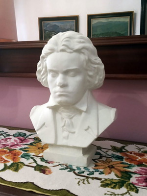 2 Busts of Beethoven and Wagner like new, white with matte finish
