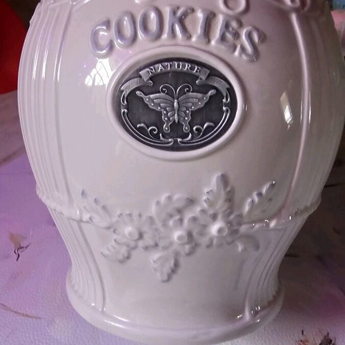 Large ceramic cookie jar like new